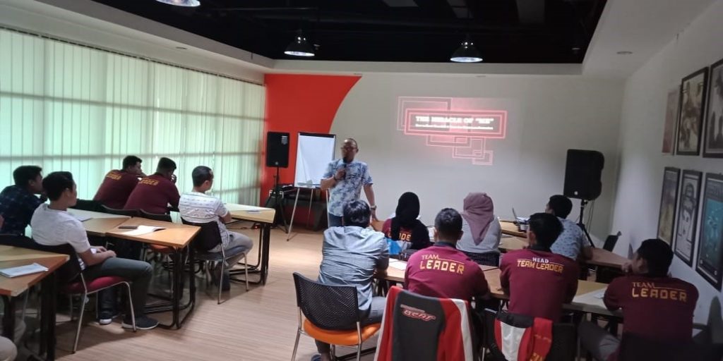 ASASONGKO MEMBERI MATERI TENTANG KEPEMIMPINAN DAN MEMIMPIN DI WORKSHOP CARDCELL JOGJA